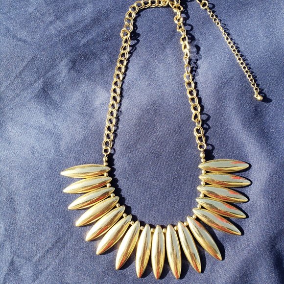 NECKLACE - gold statement - Picture 5 of 7